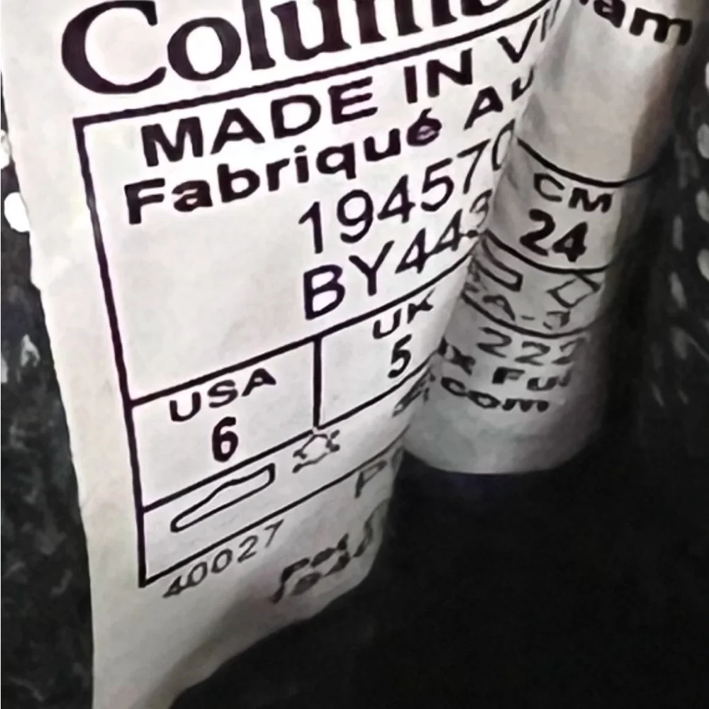 Size 6 Woman’s Columbia snow boot. Like new. Off white and lavender trim. Toggle